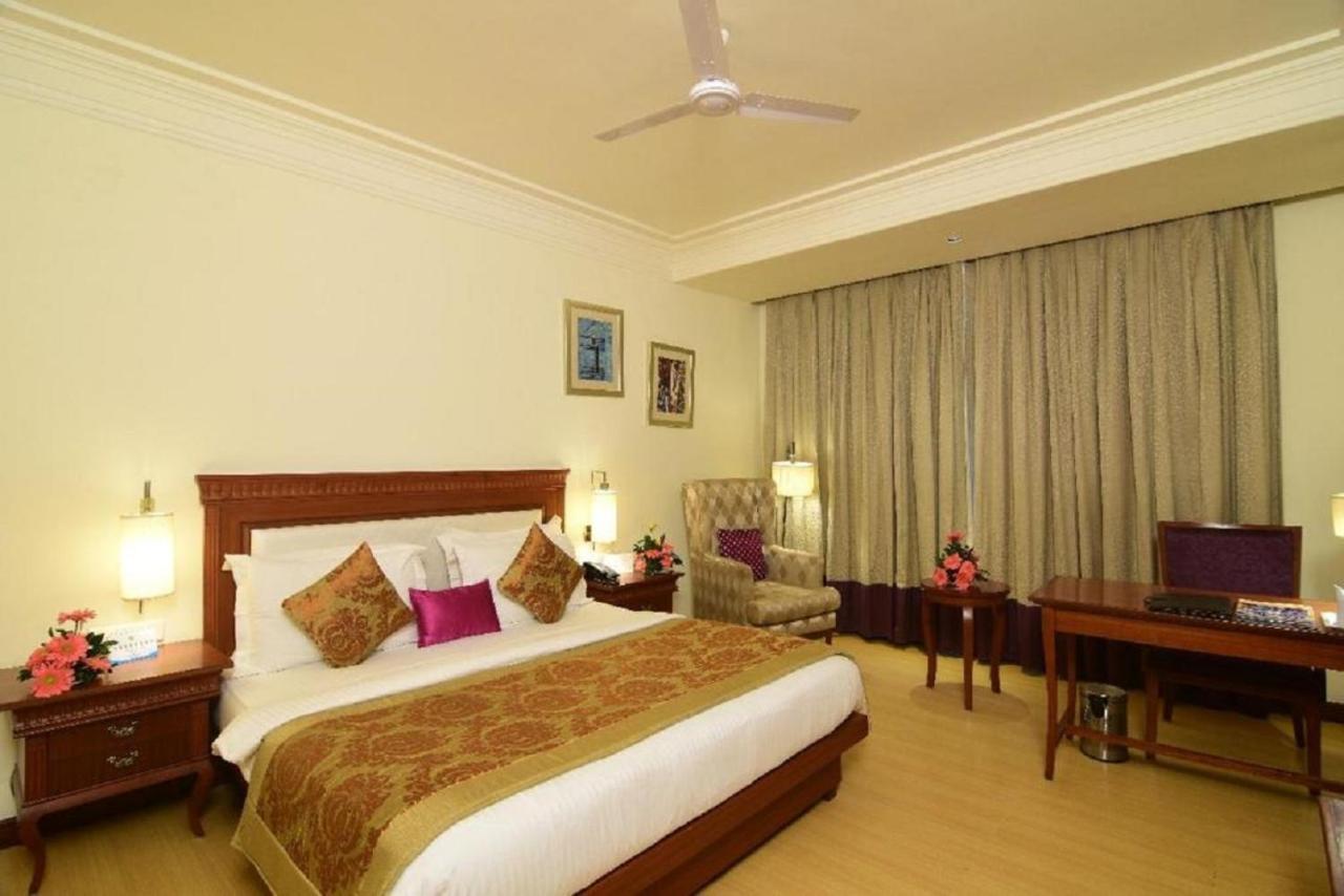 Chanakya Bnr Hotel รานจี ภายนอก รูปภาพ