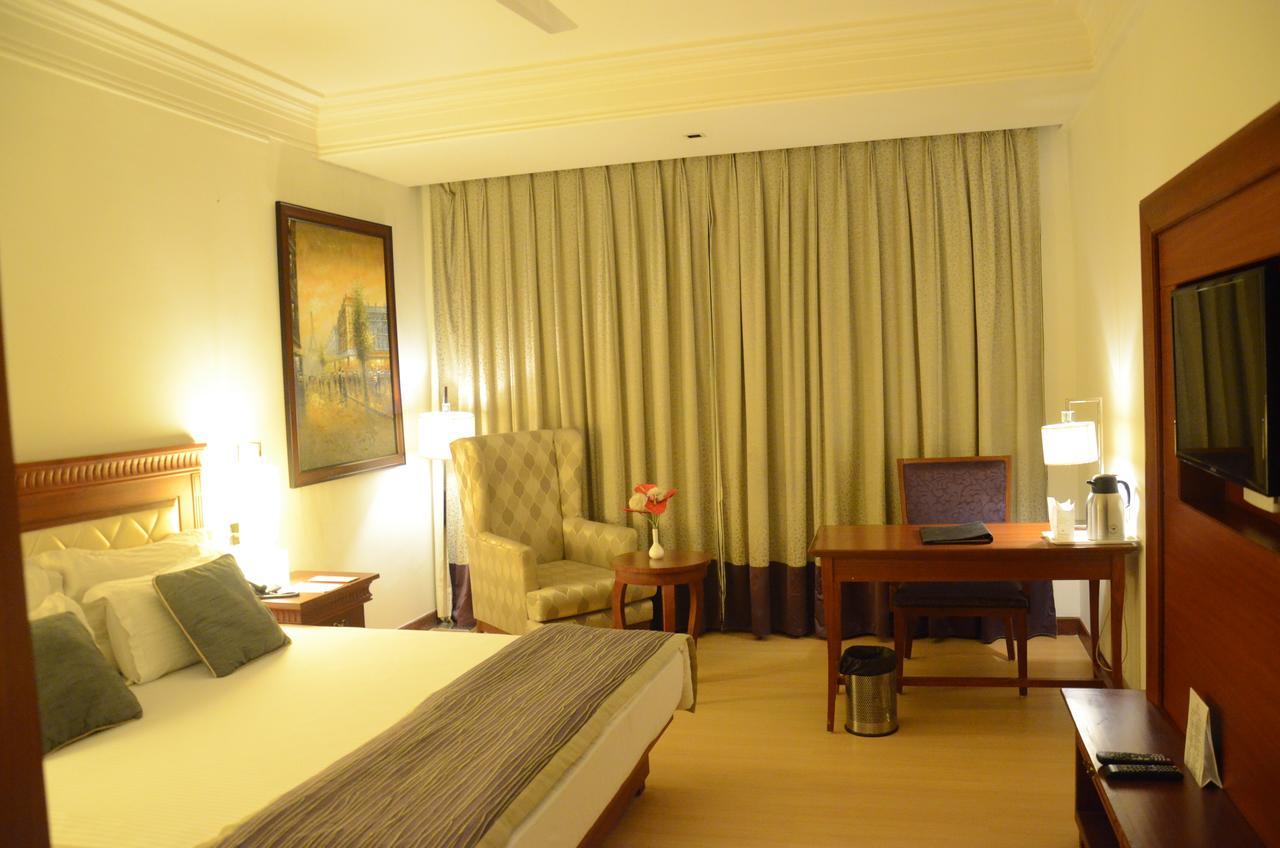 Chanakya Bnr Hotel รานจี ภายนอก รูปภาพ