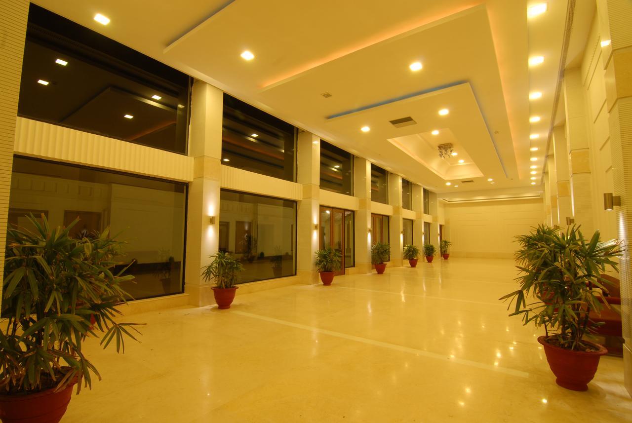 Chanakya Bnr Hotel รานจี ภายนอก รูปภาพ